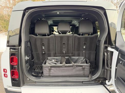 Used 2023 Land Rover Defender 130 SE image 25