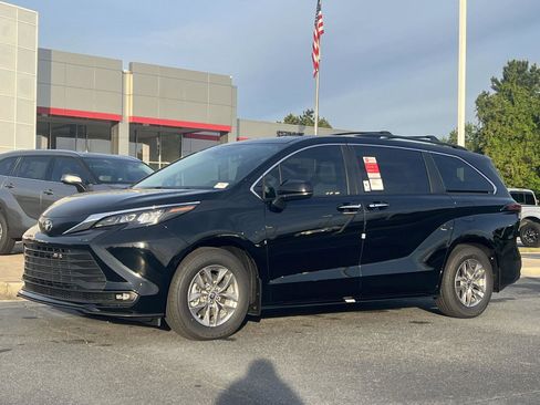 New 2026 Toyota Sienna XLE image 1
