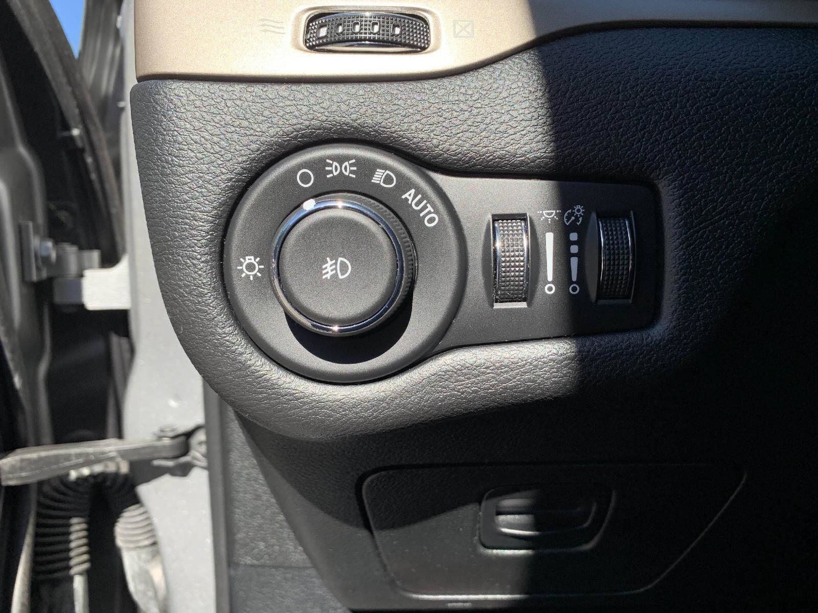 Used 2017 Jeep Cherokee Latitude w/ Cold Weather Group AWD/4WD image 13