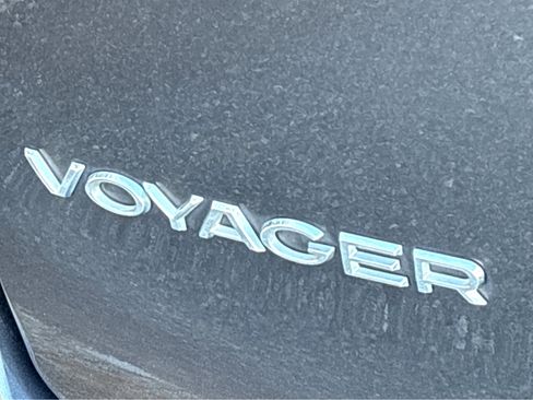 Used 2021 Chrysler Voyager L image 27