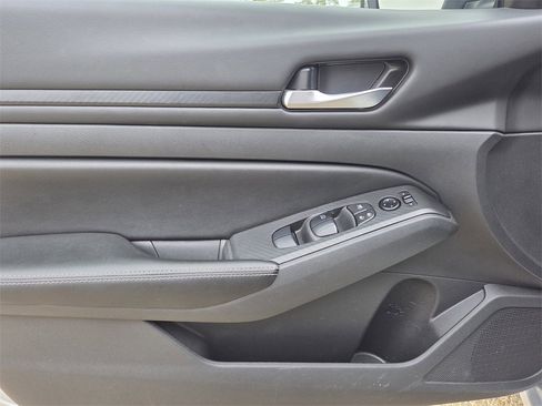 Used 2024 Nissan Altima 2.5 SV image 14