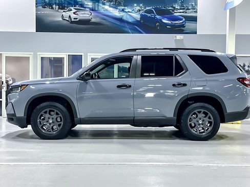 Used 2024 Honda Pilot TrailSport image 2