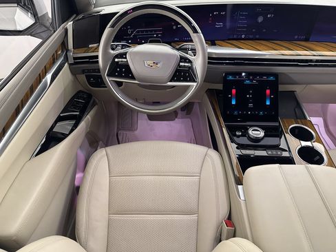 Used 2025 Cadillac Escalade Premium Luxury Platinum AWD/4WD image 16