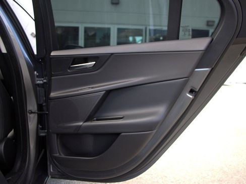 Used 2018 Jaguar XE Premium image 15