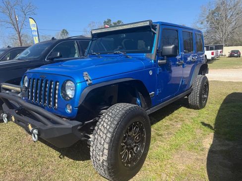 Used 2014 Jeep Wrangler Unlimited Sahara image 2