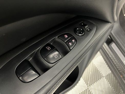 Used 2020 Nissan Pathfinder Platinum FWD image 28