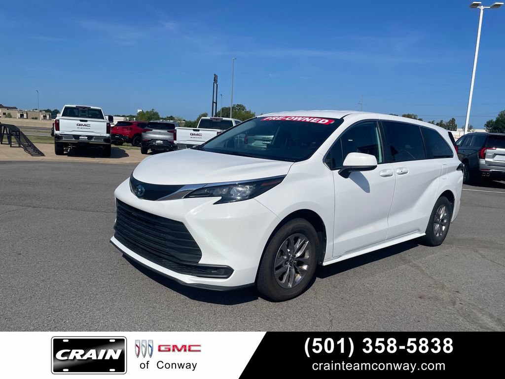 Used 2025 Toyota Sienna LE FWD image 1
