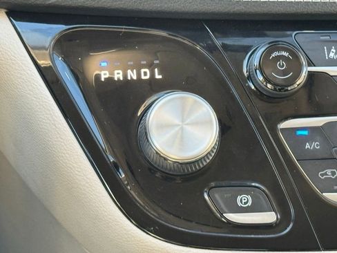 Used 2022 Chrysler Pacifica Touring-L image 33