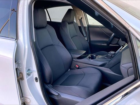 Used 2021 Toyota Venza LE image 9