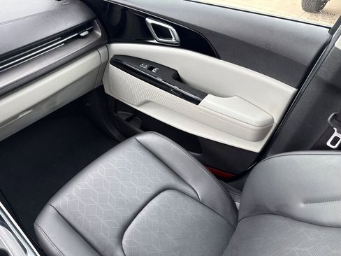 Used 2022 Kia Carnival EX FWD image 15