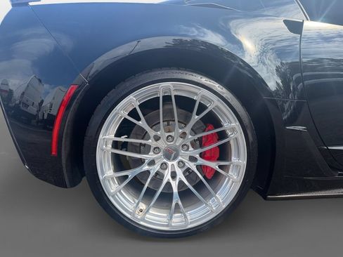 Used 2015 Chevrolet Corvette Z06 w/ 3LZ Preferred Equipment Group RWD image 9
