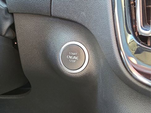 Certified 2025 Volvo XC40 B5 Core image 31