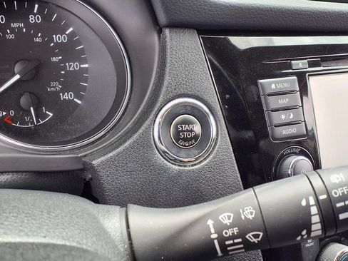 Used 2018 Nissan Rogue SV w/ Premium Package FWD image 17