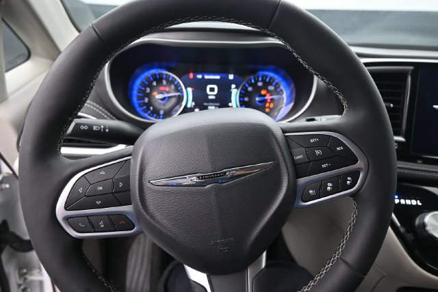 Used 2024 Chrysler Pacifica Touring-L AWD/4WD image 11