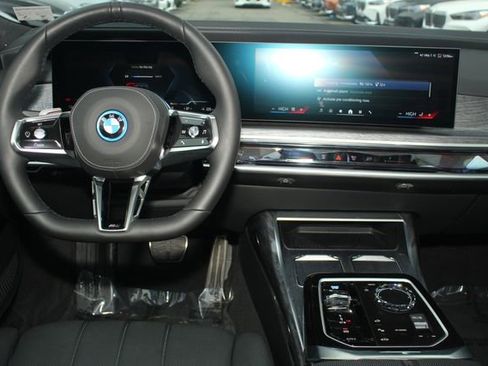 Used 2025 BMW i7 xDrive60 image 19