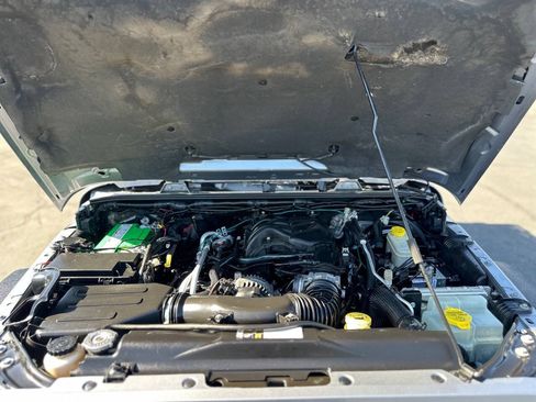 Used 2015 Jeep Wrangler Unlimited Rubicon w/ Connectivity Group AWD/4WD image 22
