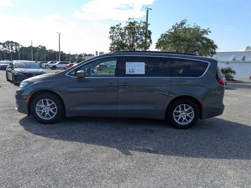 Used 2022 Chrysler Pacifica Touring-L image 6