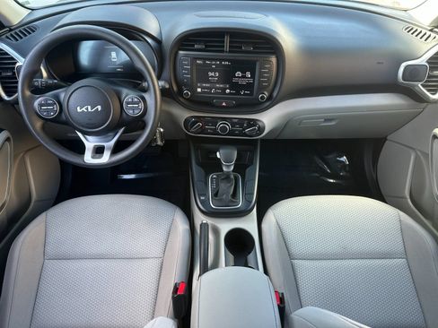 Used 2025 Kia Soul LX w/ LX Technology Package FWD image 13