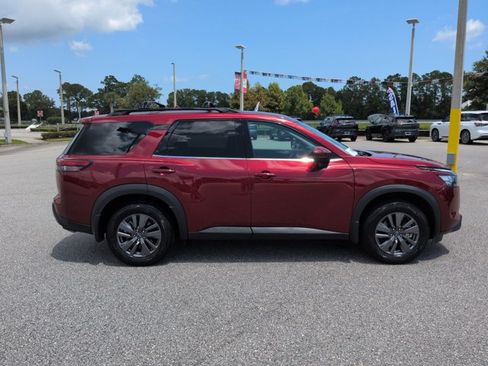 Used 2024 Nissan Pathfinder SV FWD image 4