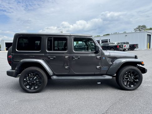Used 2025 Jeep Wrangler Unlimited Sahara AWD/4WD image 4
