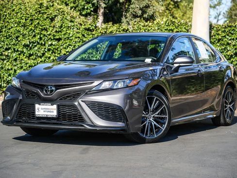 Used 2023 Toyota Camry SE FWD image 1
