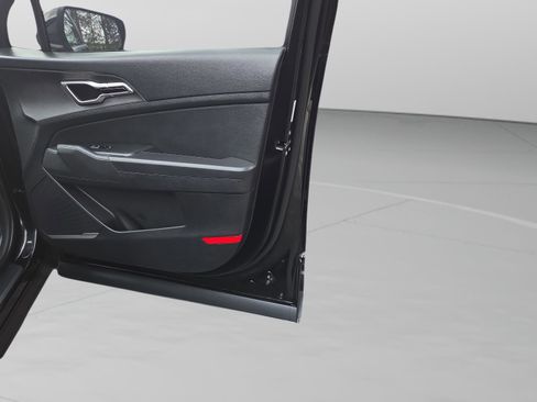 Used 2025 Kia Sportage LX image 37