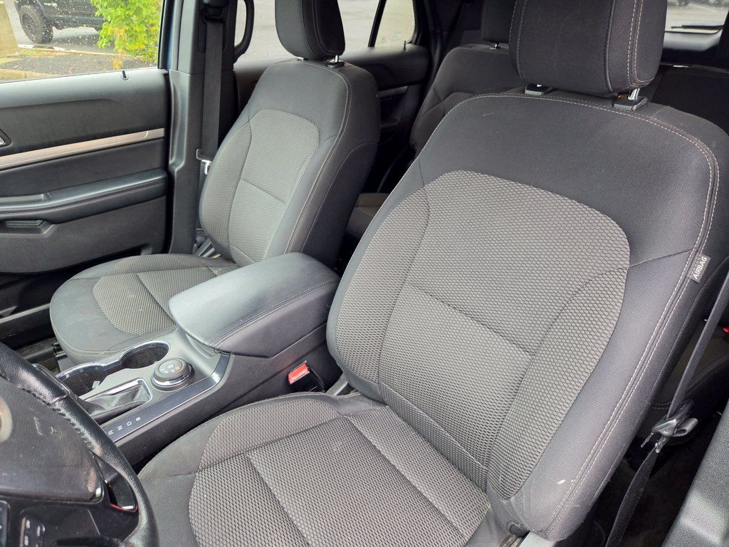 Used 2018 Ford Explorer XLT AWD/4WD image 12