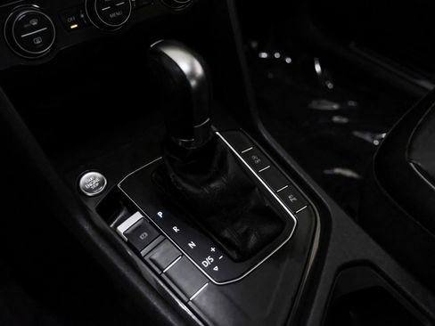 Used 2018 Volkswagen Tiguan SEL Premium image 24