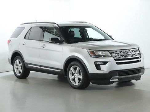 Used 2018 Ford Explorer XLT w/ Equipment Group 202A FWD image 9