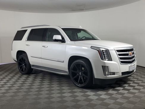 Used 2016 Cadillac Escalade Luxury image 2