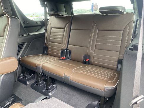 Used 2025 GMC Yukon Denali Ultimate AWD/4WD image 19