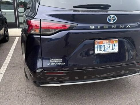 Used 2025 Toyota Sienna Platinum AWD/4WD image 10