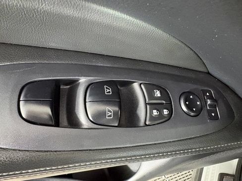 Used 2019 Nissan Pathfinder SL FWD image 19