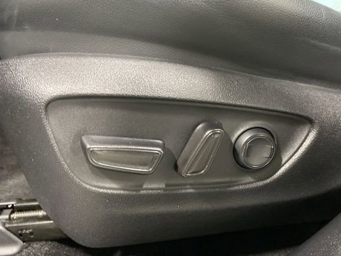 Used 2023 Toyota Highlander XLE AWD/4WD image 25