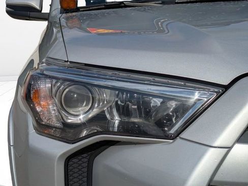 Used 2018 Toyota 4Runner SR5 Premium image 10