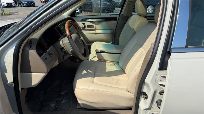 Used 2005 Lincoln Town Car Signature Limited RWD image 25