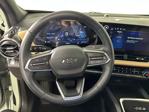 Used 2025 Chevrolet Equinox ACTIV w/ Safety and Technology Package FWD image 14