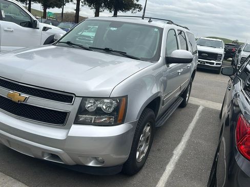 Used 2014 Chevrolet Suburban LT image 1