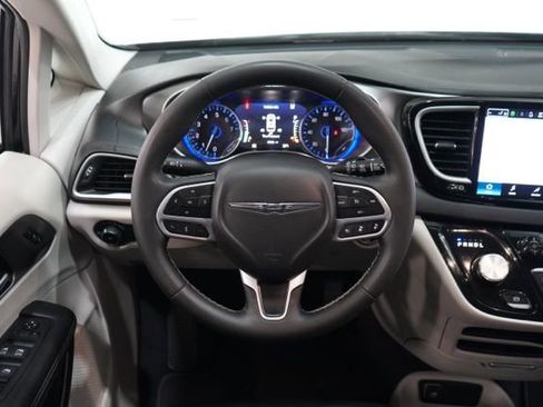 Used 2024 Chrysler Pacifica Touring-L image 14