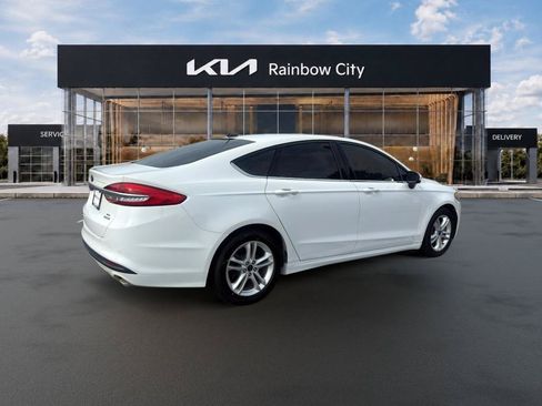 Used 2018 Ford Fusion SE w/ Fusion SE Technology Package FWD image 5
