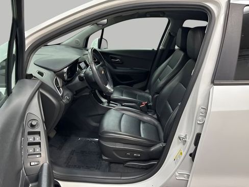 Used 2021 Chevrolet Trax LT w/ Premium Seat Package image 9