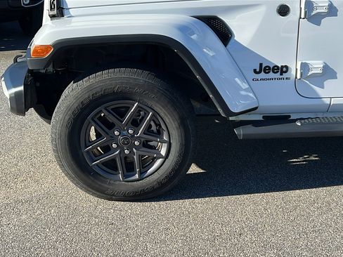 Used 2024 Jeep Gladiator Sport image 12
