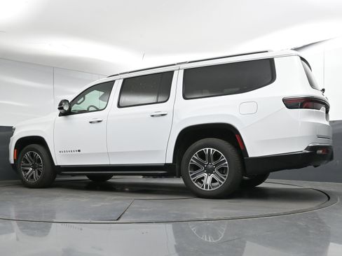 Used 2024 Jeep Wagoneer L Series II image 24