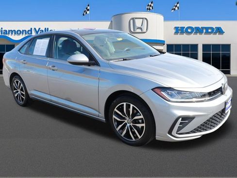 Used 2025 Volkswagen Jetta SE image 1