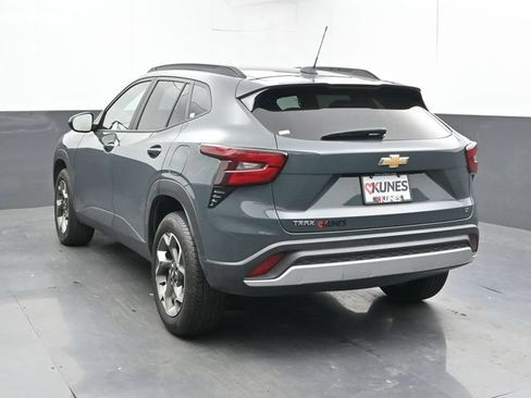 Used 2025 Chevrolet Trax LT FWD image 11
