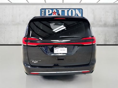 Used 2023 Chrysler Pacifica Touring-L image 6