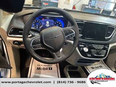 Used 2024 Chrysler Pacifica Touring-L image 15