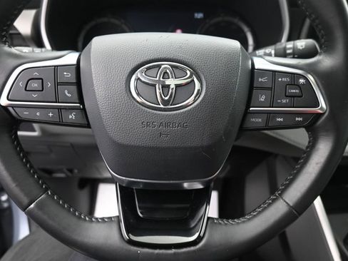 Used 2021 Toyota Highlander XLE AWD/4WD image 16