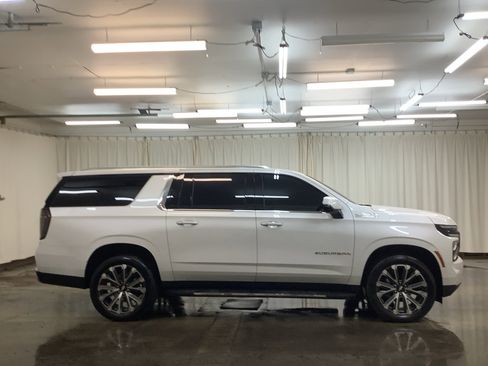 Used 2025 Chevrolet Suburban High Country AWD/4WD image 5