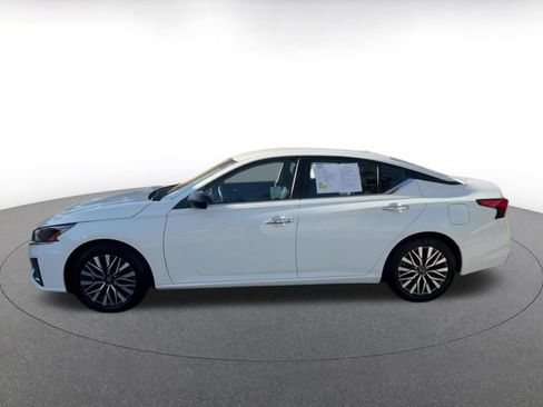 Used 2025 Nissan Altima 2.5 SV FWD image 9